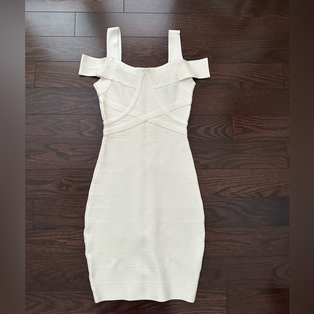 Marciano Cream Off-Shoulder body con Dress